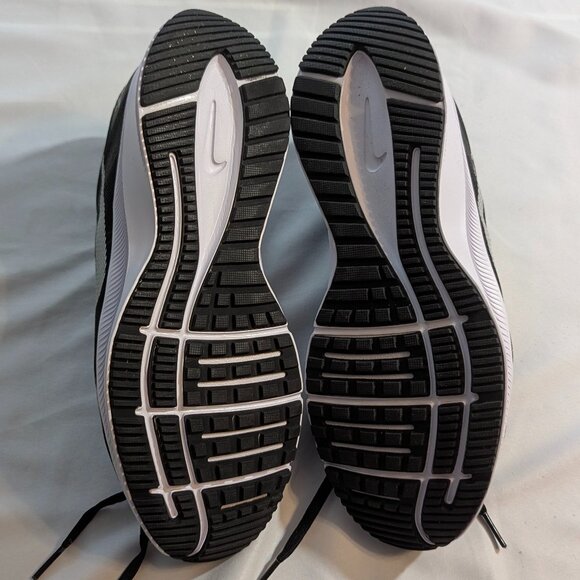 NWOB Nike Quest 4 *Size 9 (run a little large) Black/White Running Shoes - Picture 15 of 16